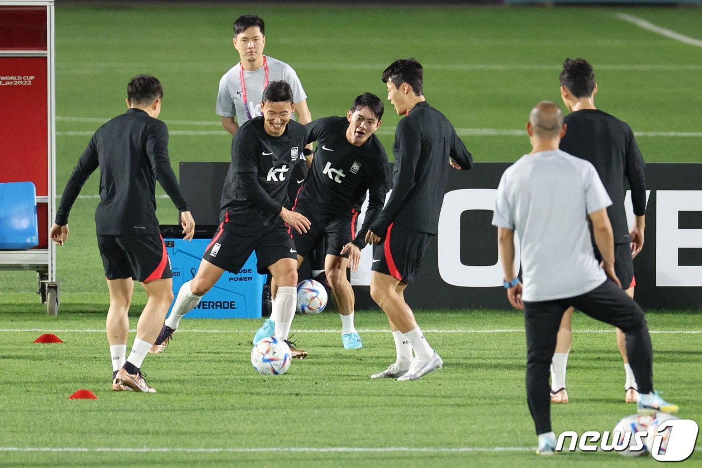 파울루 밴투 감독이 이끄는 월드컵 축구대표팀이 14일 오후&#40;현지시간&#41; 카타르 도하 알 에글라 트레이닝센터에서 첫 훈련을 하고 있다. 벤투호는 오는 24일 오후 10시&#40;한국시간&#41; 우루과이와의 경기를 시작으로 가나&#40;28일 오후 10시&#41;, 포르투갈&#40;12월3일 오전 0시&#41;과 차례로 조별리그를 치른다.2022.11.14/뉴스1 ⓒ News1 이광호 기자