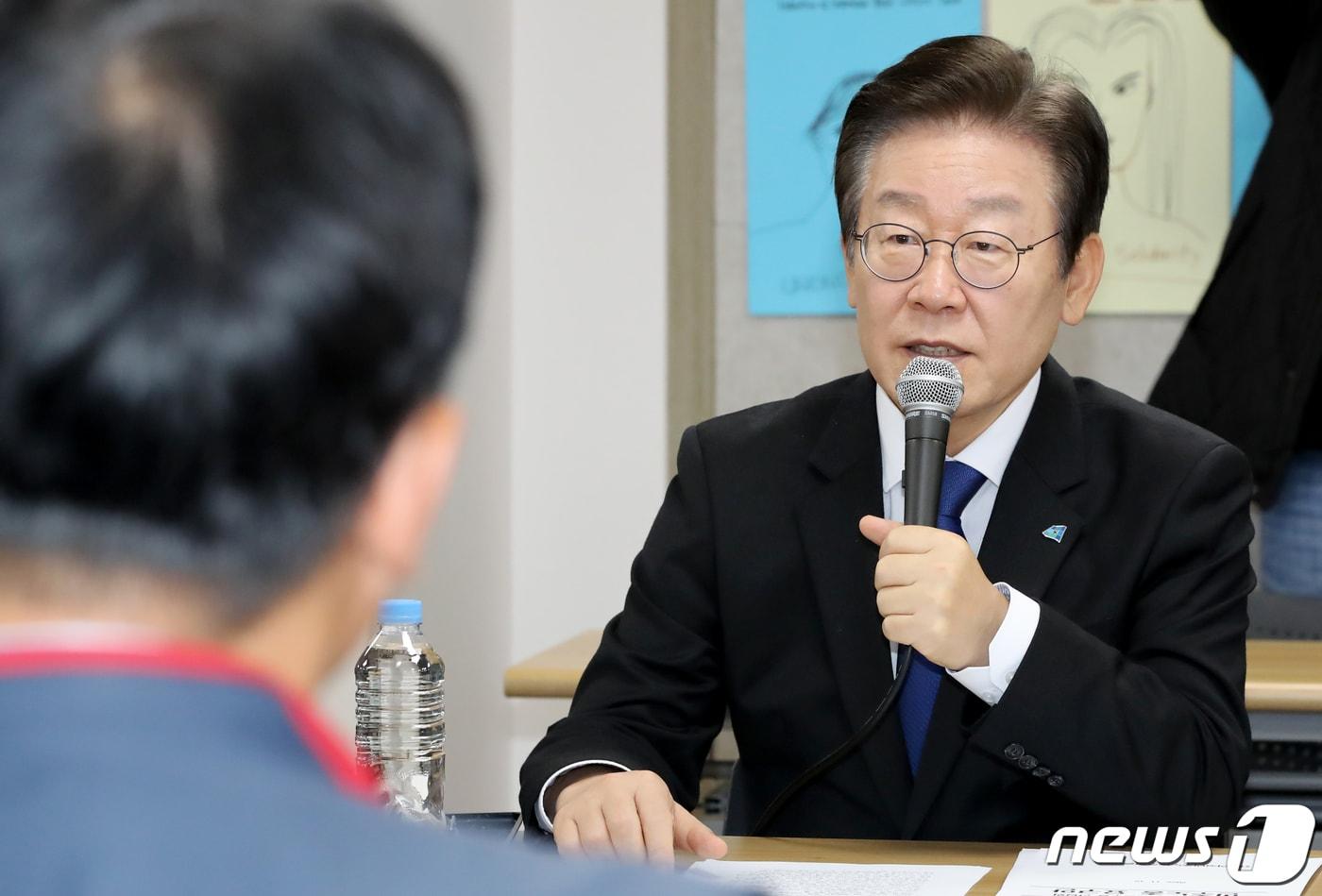 이재명 더불어민주당 대표가 15일 서울 중구 민주노총을 방문해 양경수 민주노총 위원장 등 지도부와 간담회를 갖고 있다. 2022.11.15/뉴스1 ⓒ News1 장수영 기자