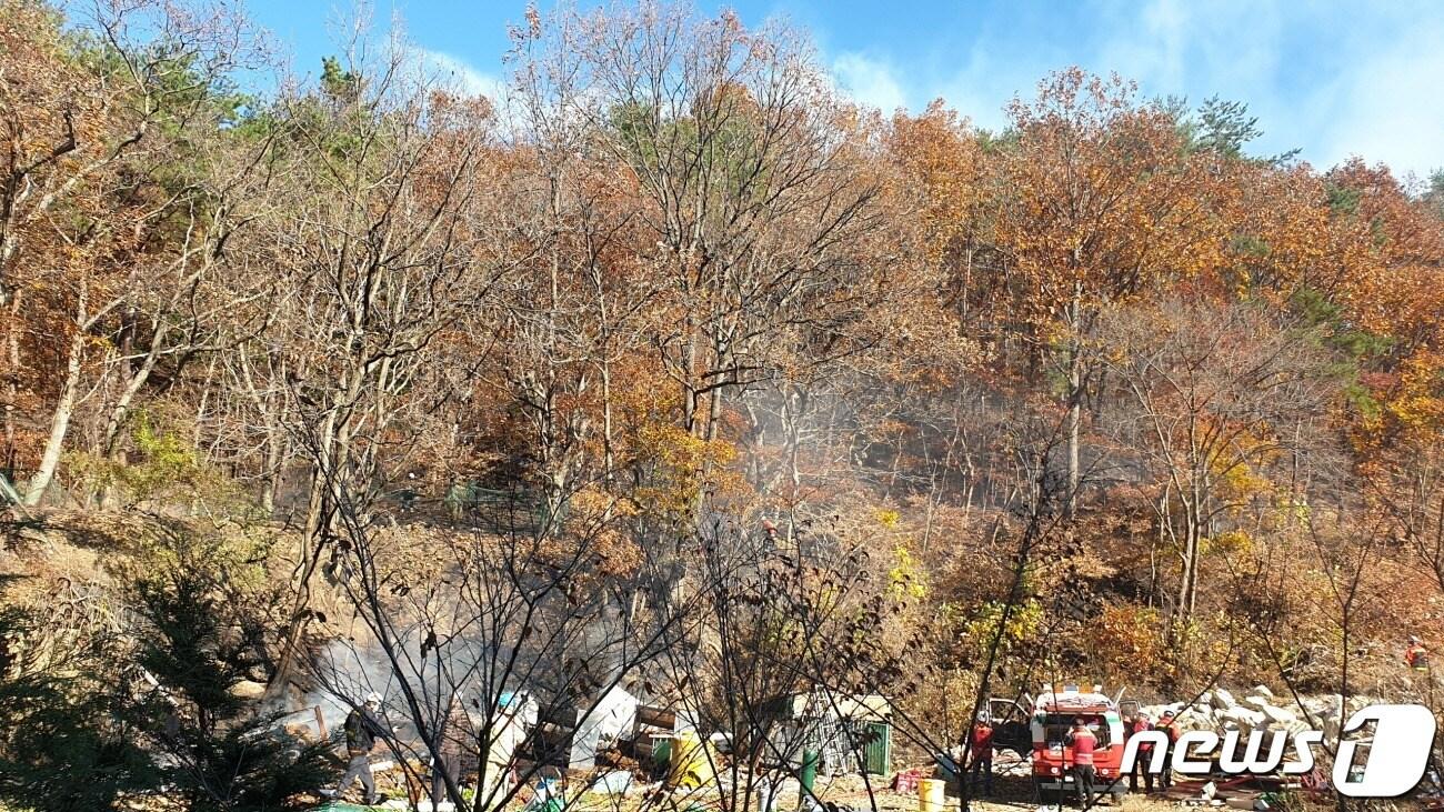 15일 낮 12시24분께 울산시 울주군 삼동면 금곡리 산83 일원에서 산불이 발생해 산림당국이 진화 작업을 하고 있다. &#40;산림청 제공&#41; 