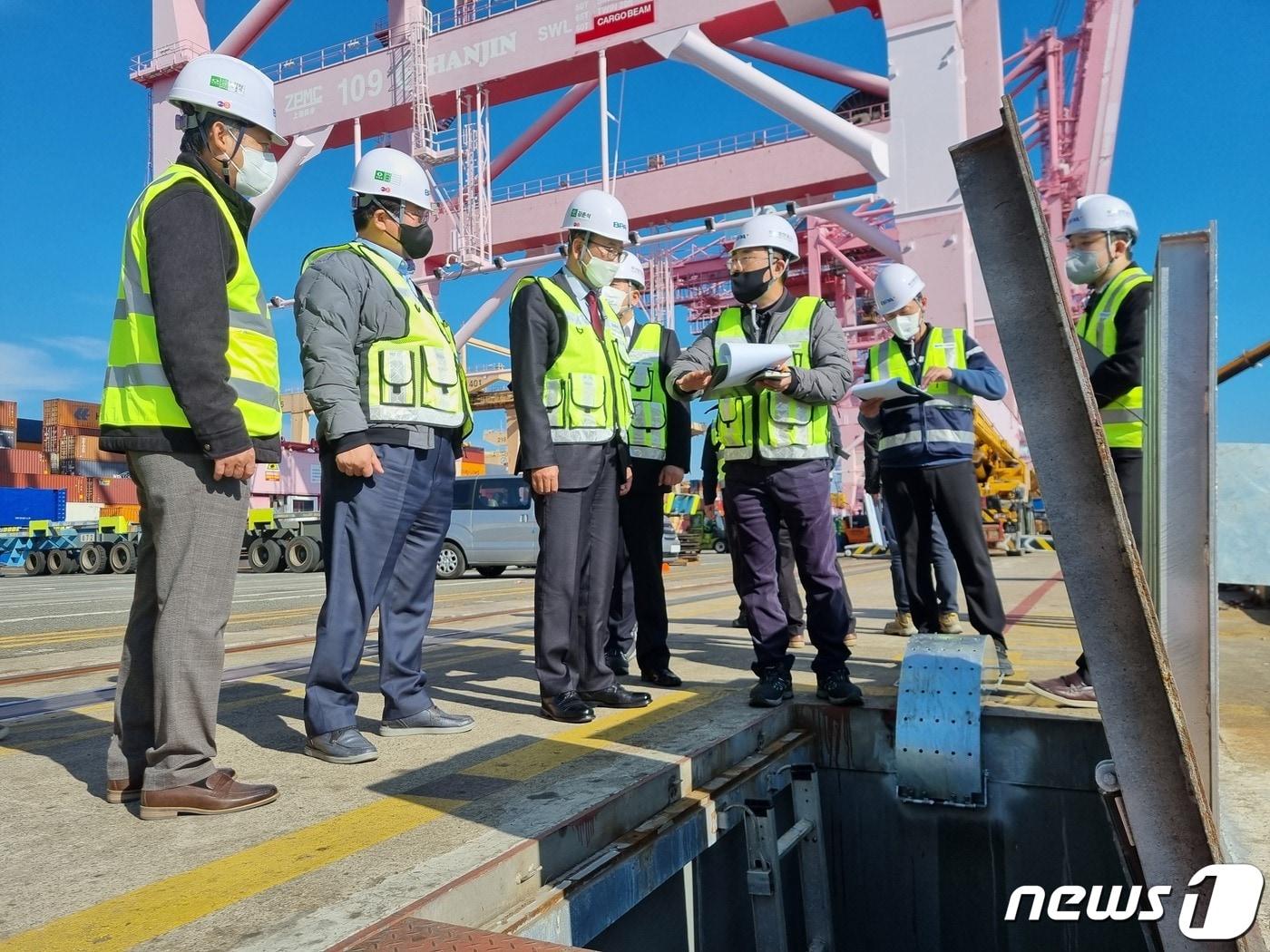 강준석 부산항만공사 사장과 관계자들이 15일 부산항 신항을 찾아  부두의 장치율 등 현장 점검을 하고 있다 &#40;부산항만공사 제공&#41;