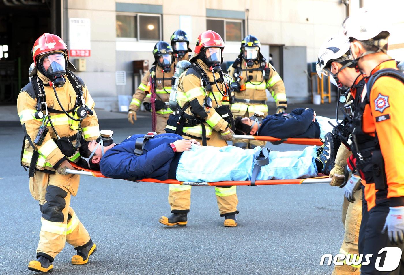 15일 오후 울산 동구 KCC울산공장에서 대규모 인적사고 발생 상황을 가정한 &#39;2022 재난대응 안전한국훈련&#39; 현장훈련이 진행되고 있다. 2022.11.15/뉴스1 ⓒ News1 윤일지 기자