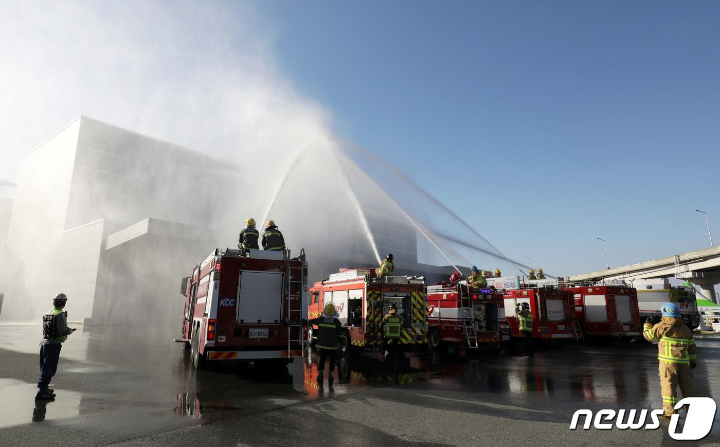 울산 KCC울산공장에서 대규모 인적사고 발생 상황을 가정한 재난대응 훈련. News1