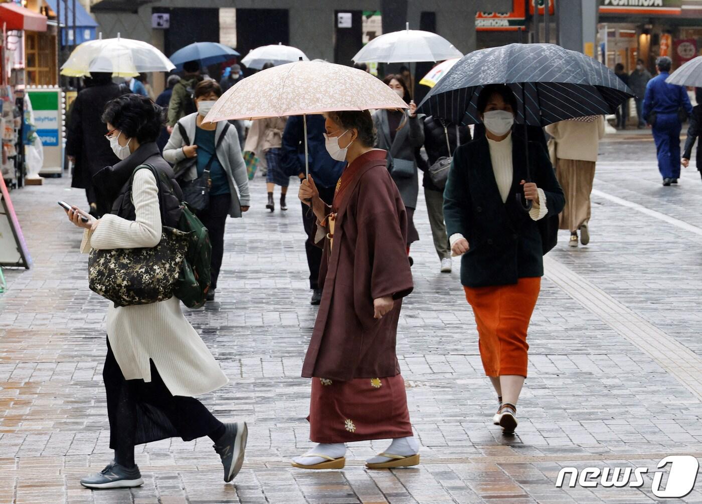 15일&#40;현지시간&#41; 일본 도쿄도의 행인들이 마스크를 착용한 채 거리를 걷고 있다. ⓒ 로이터=뉴스1 ⓒ News1 강민경 기자