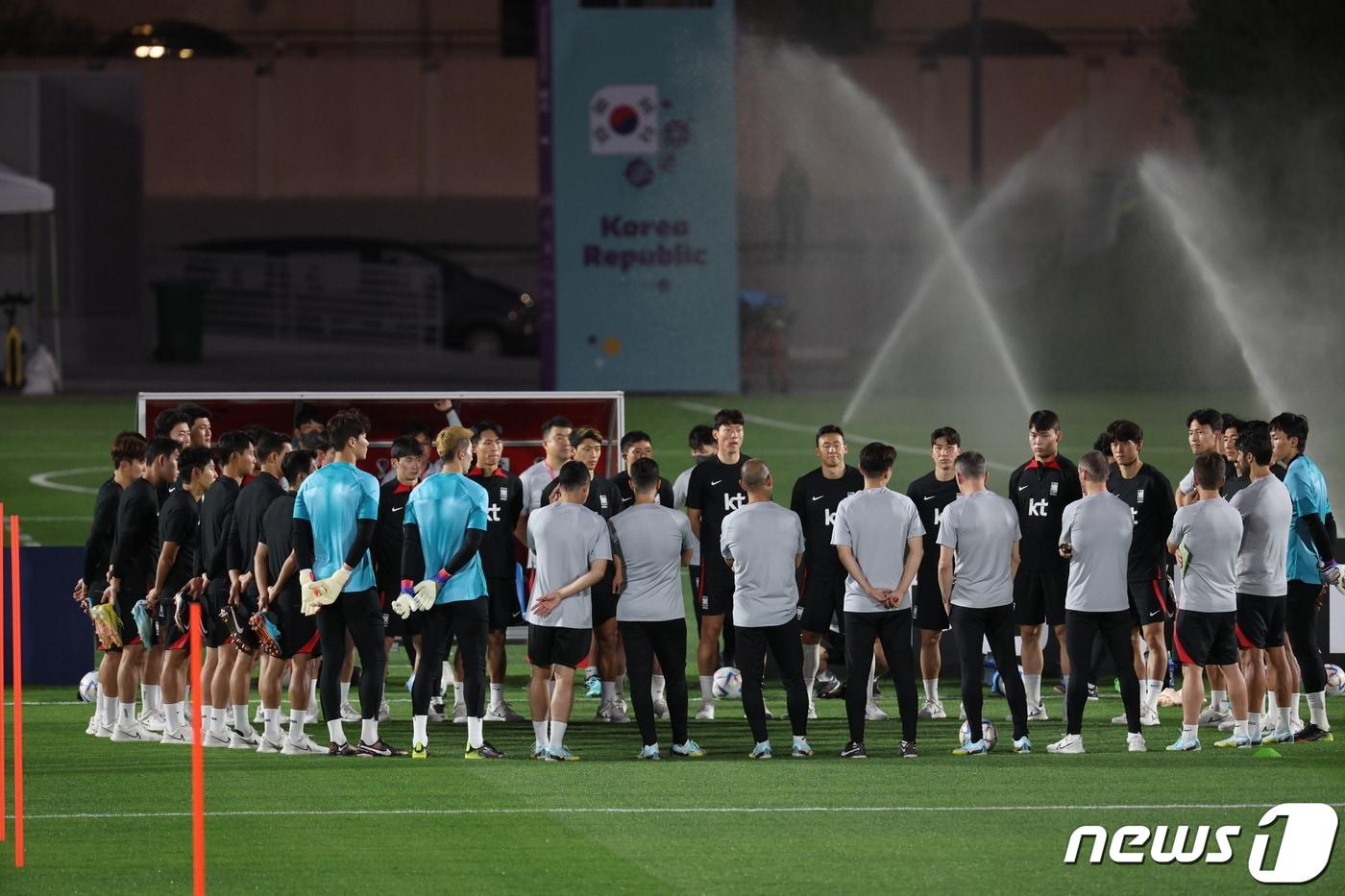 파울루 벤투 감독이 이끄는 월드컵 축구대표팀이 15일 오후&#40;현지시간&#41; 카타르 도하 알 에글라 트레이닝센터에서 훈련을 하고 있다. 2022.11.15/뉴스1 ⓒ News1 이광호 기자