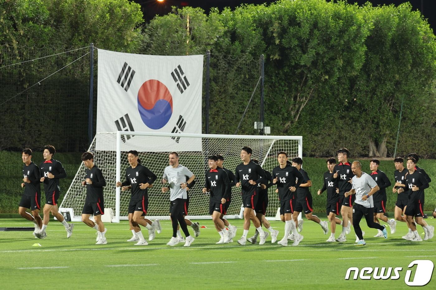 파울루 벤투 감독이 이끄는 월드컵 축구대표팀이 15일 오후&#40;현지시간&#41; 카타르 도하 알 에글라 트레이닝센터에서 훈련을 하고 있다. 벤투호는 오는 24일 오후 10시&#40;한국시간&#41; 우루과이와의 경기를 시작으로 가나&#40;28일 오후 10시&#41;, 포르투갈&#40;12월3일 오전 0시&#41;과 차례로 조별리그를 치른다.2022.11.15/뉴스1 ⓒ News1 이광호 기자