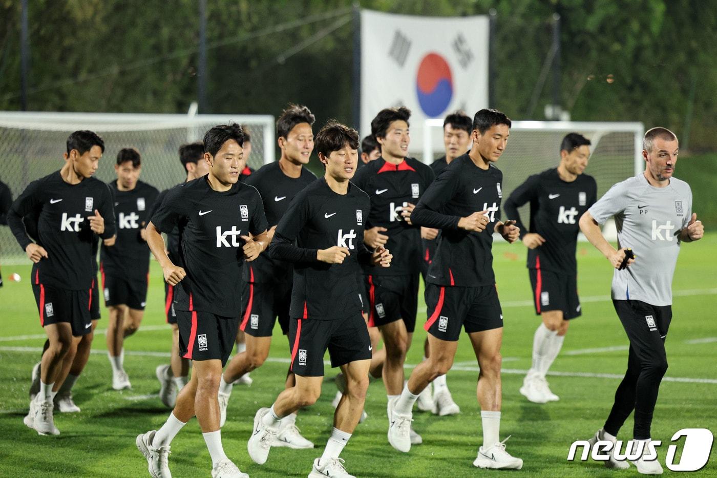 파울루 벤투 감독이 이끄는 월드컵 축구대표팀이 15일 오후&#40;현지시간&#41; 카타르 도하 알 에글라 트레이닝센터에서 훈련을 하고 있다. 벤투호는 오는 24일 오후 10시&#40;한국시간&#41; 우루과이와의 경기를 시작으로 가나&#40;28일 오후 10시&#41;, 포르투갈&#40;12월3일 오전 0시&#41;과 차례로 조별리그를 치른다.2022.11.15/뉴스1 ⓒ News1 이광호 기자