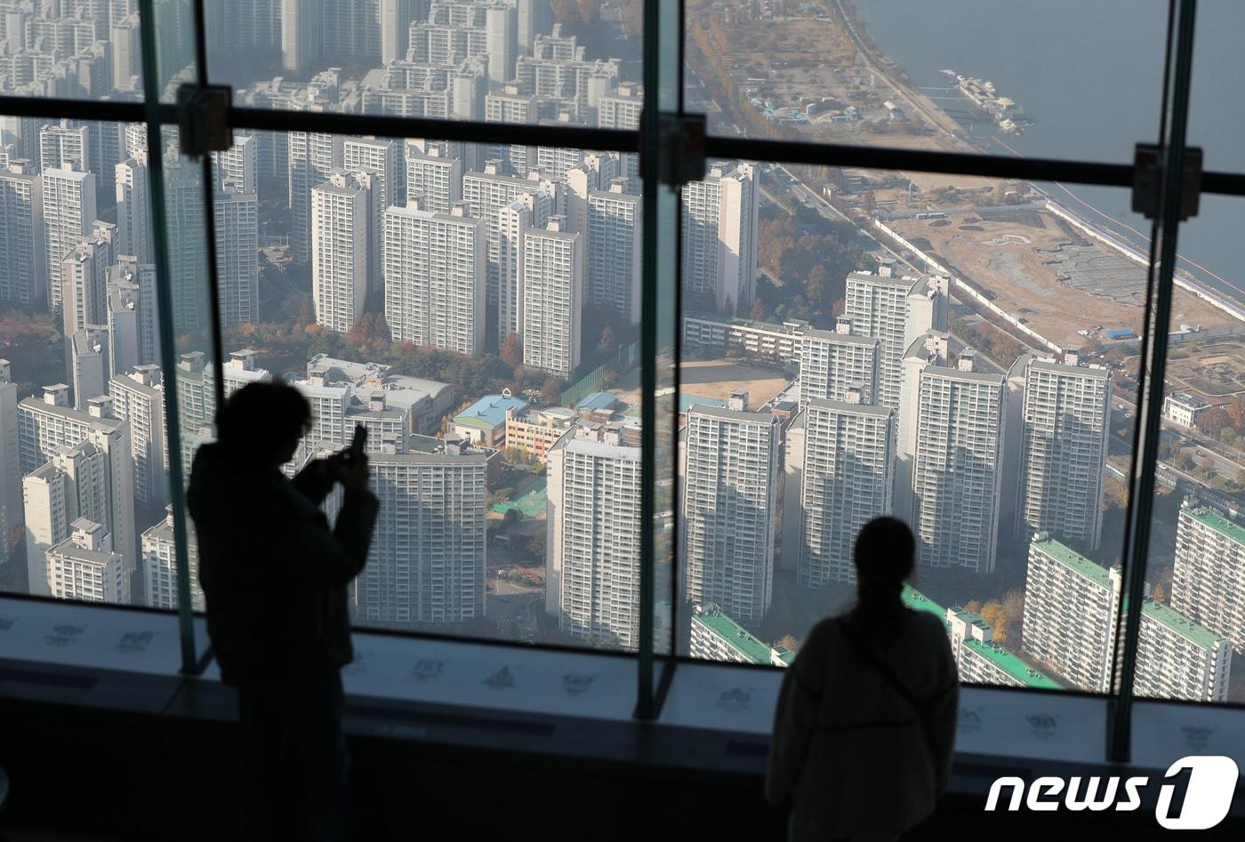 16일 서울 송파구 롯데월드타워 서울스카이에서 도심 아파트 단지가 보이고 있다. &#40;사진은 기사와 관계 없음&#41; 2022.11.16/뉴스1 ⓒ News1 안은나 기자