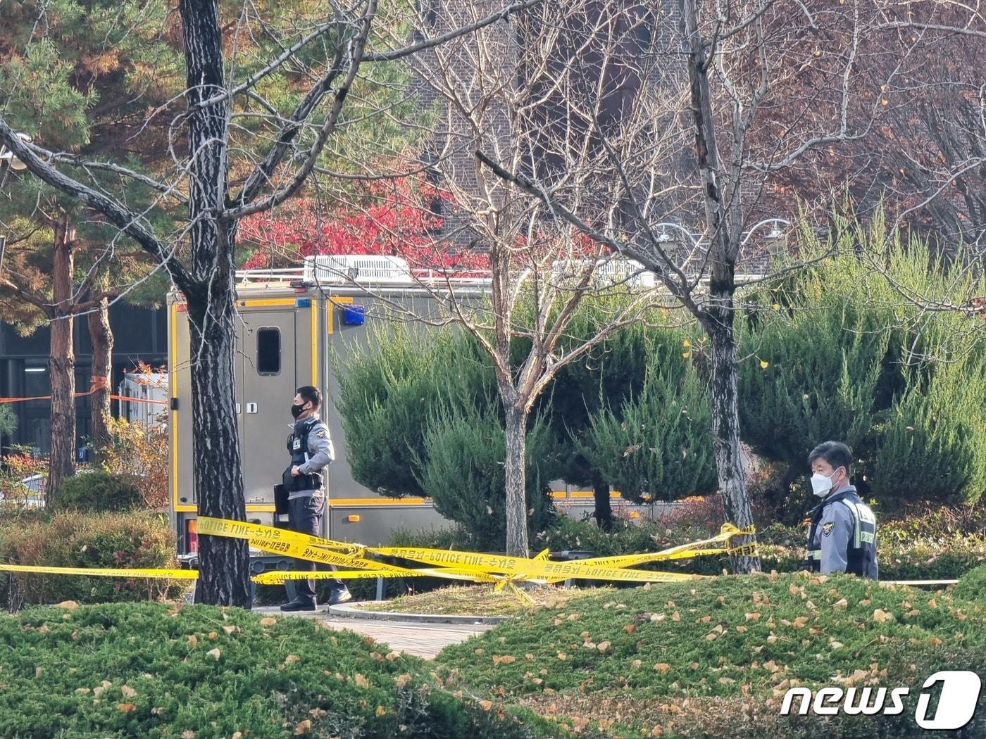 16일 오후 전북 전주시 완산구 전주대학교의 한 건물에 폭발물이 설치됐다는 신고가 접수돼 경찰과 육군 등이 조사를 벌이고 있다.2022.11.16/뉴스1 ⓒ News1 이지선 기자