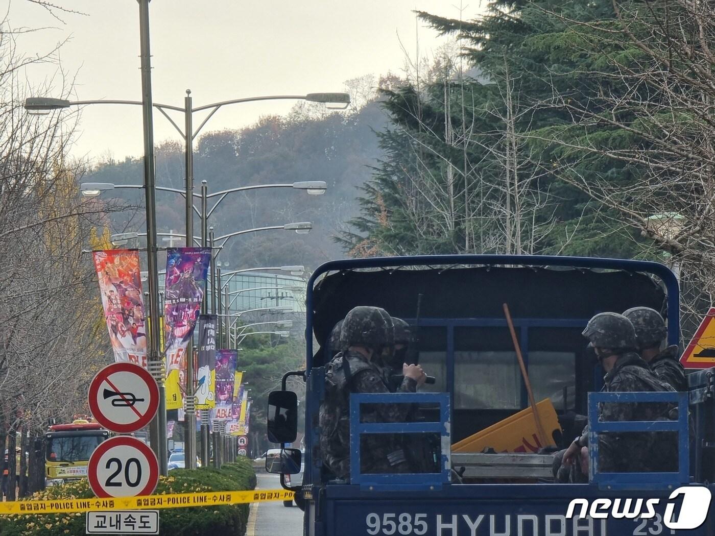 지난 16일 오후 전북 전주시의 한 대학교 강의실 건물에 폭발물이 설치됐다는 신고가 접수돼 경찰과 육군 등이 조사를  위해 출동하는 일이 발생했다..2022.11.16/뉴스1 ⓒ News1 이지선 기자