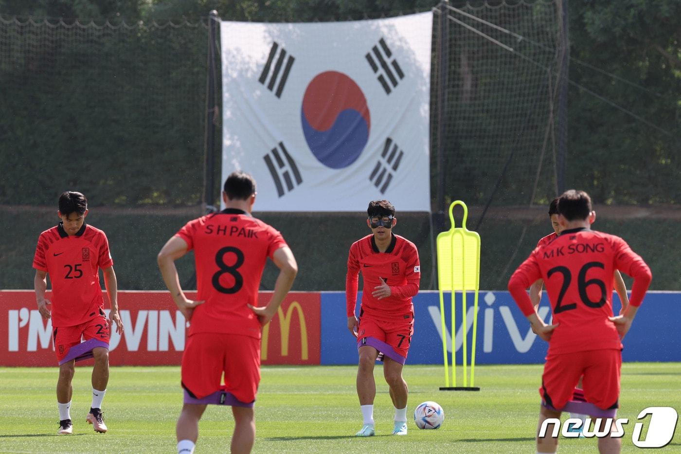 파울루 벤투 감독이 이끄는 대한민국 축구대표팀 캡틴 손흥민이 16일 오전&#40;현지시간&#41; 카타르 도하 알 에글라 트레이닝센터에서 안면 보호대를 착용하고 훈련을 하고 있다. 2022.11.16/뉴스1 ⓒ News1 이광호 기자