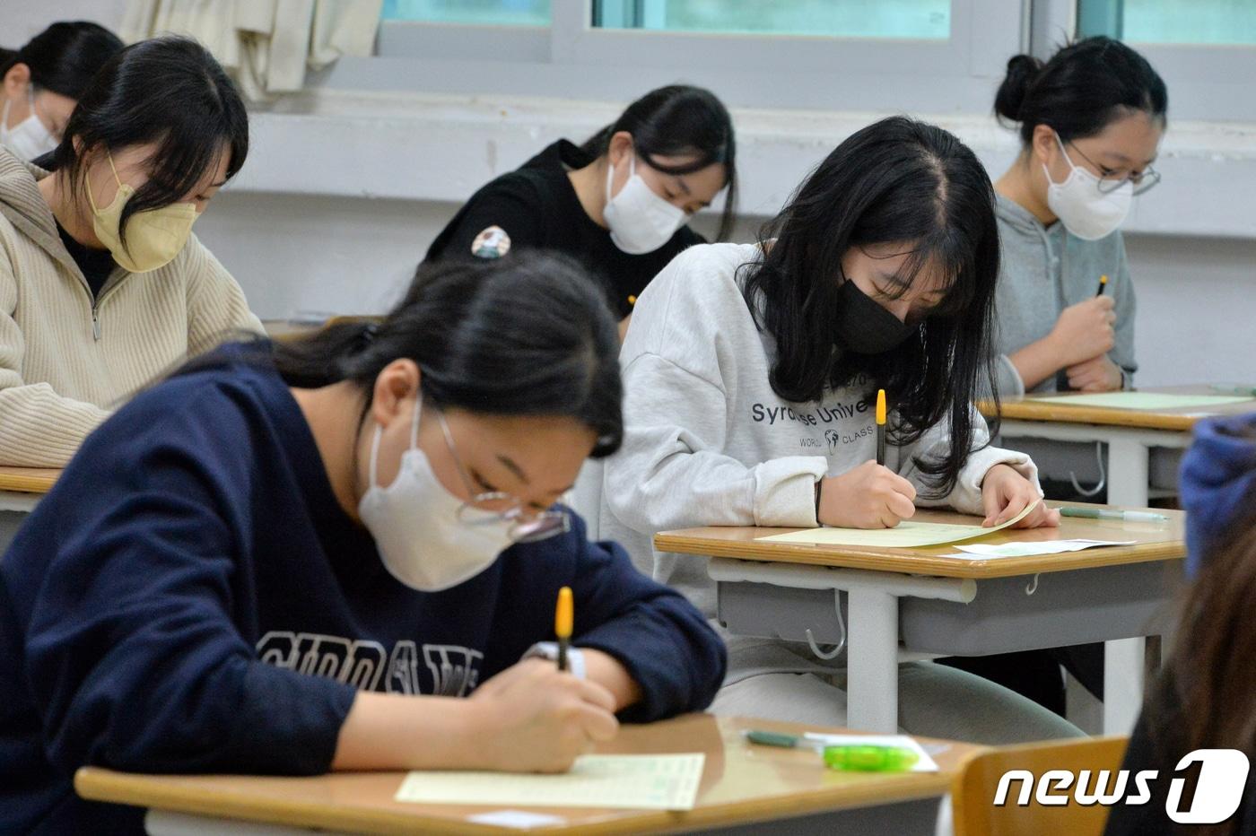 수험생들이 수능 답안지를 작성하고 있다. /뉴스1 ⓒ News1 최창호 기자