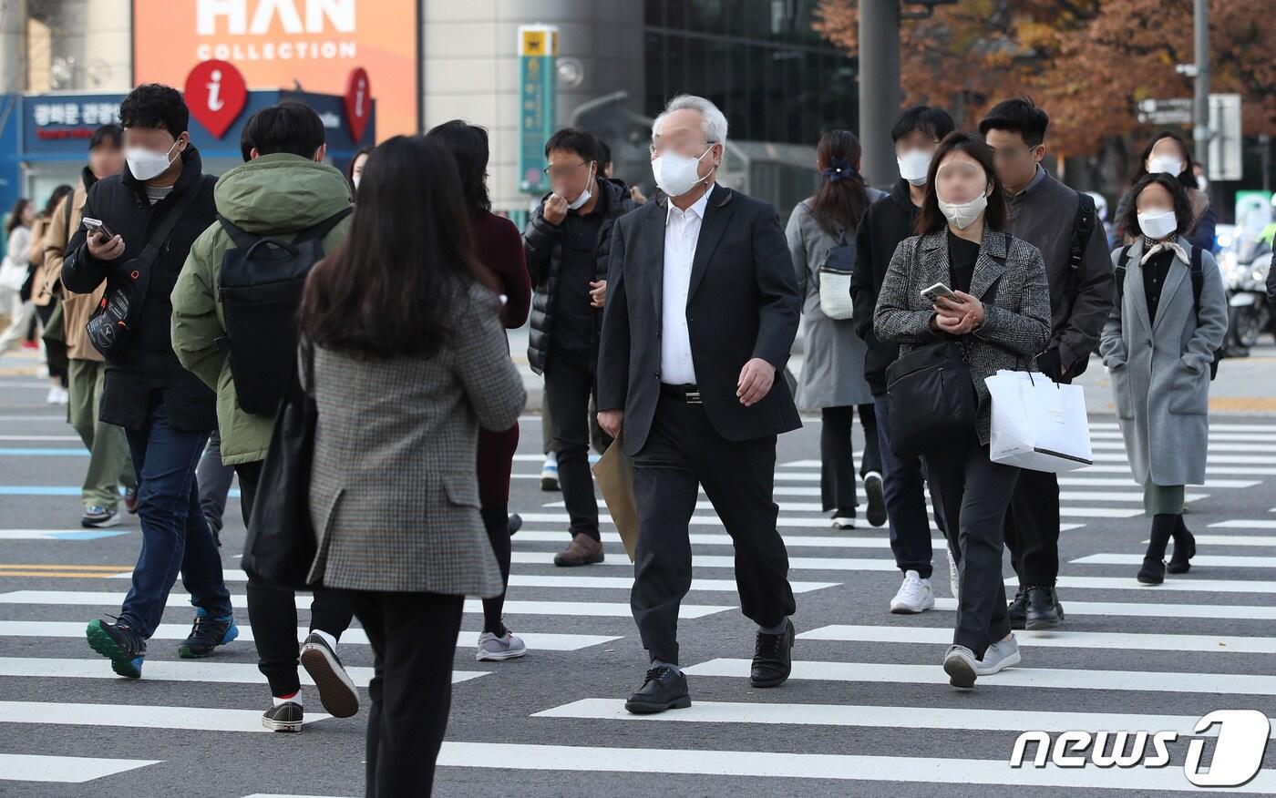 서울 종로구 광화문 네거리에서 시민들이 출근하고 있다. 2022.11.17/뉴스1 ⓒ News1 김민지 기자