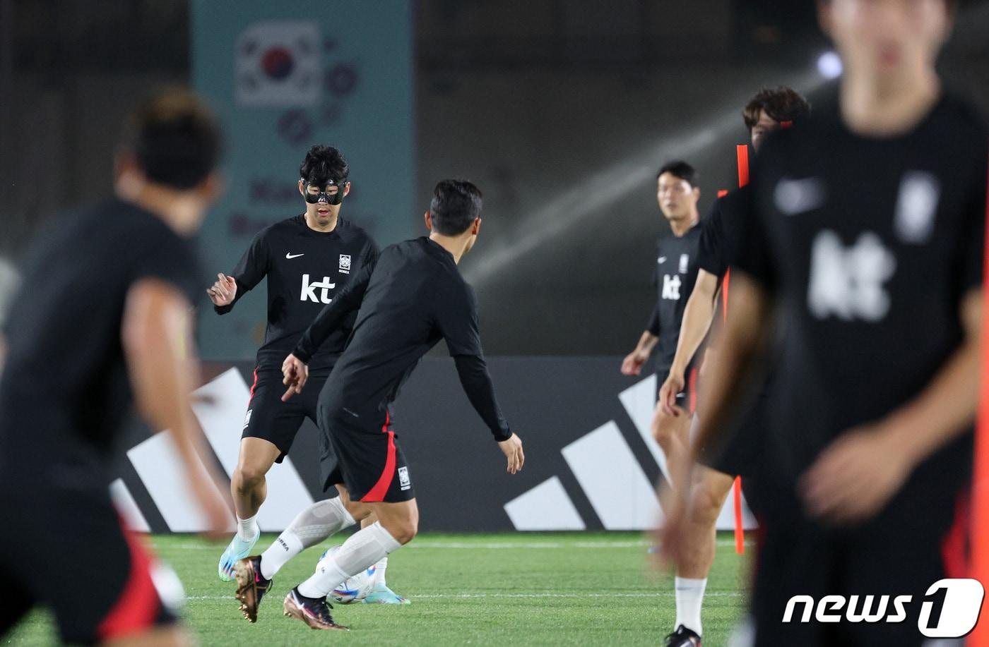 파울루 벤투 감독이 이끄는 대한민국 축구대표팀 손흥민 등이 17일 오후&#40;현지시간&#41; 카타르 도하 알 에글라 트레이닝센터에서 훈련을 하고 있다. 2022.11.17/뉴스1 ⓒ News1 이동해 기자