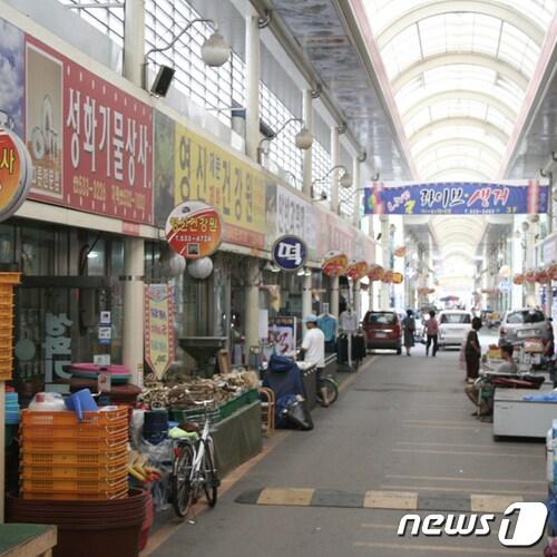 충북 진천중앙시장 상인회는 18일과 19일 이틀간 &#39;프리마켓 어울림 축제&#39;를 개최하고, 소외된 이웃을 위한 김장나눔 행사를 진행한다./뉴스1