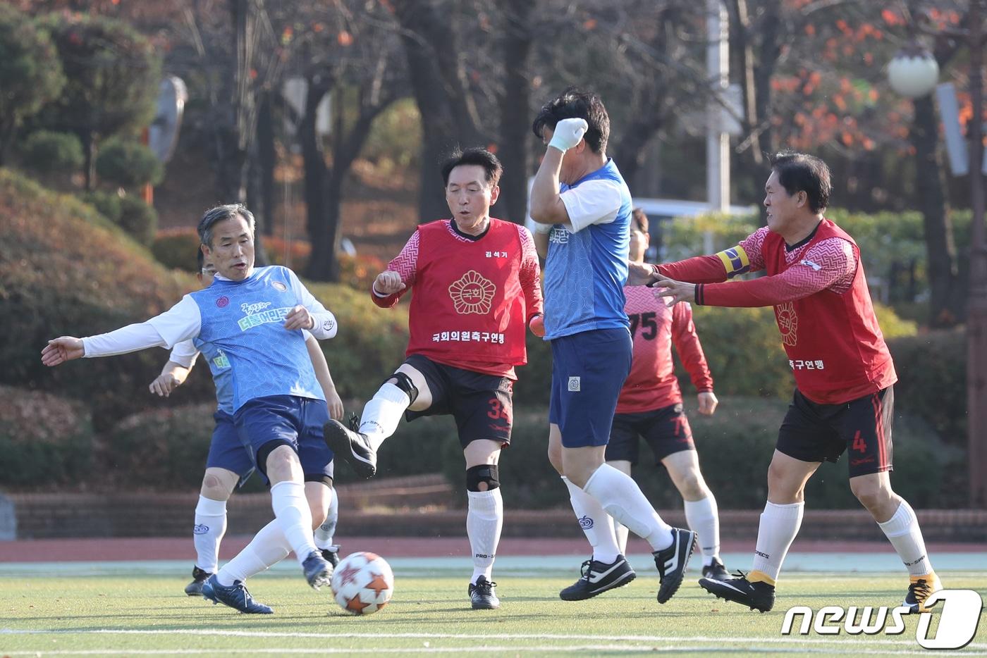 18일 오후 서울 여의도 국회 운동장에서 열린 여야 국회의원 친선 축구 경기에서 여야 의원들이 볼 다툼을 하고 있다. 2022.11.18/뉴스1 ⓒ News1 이재명 기자