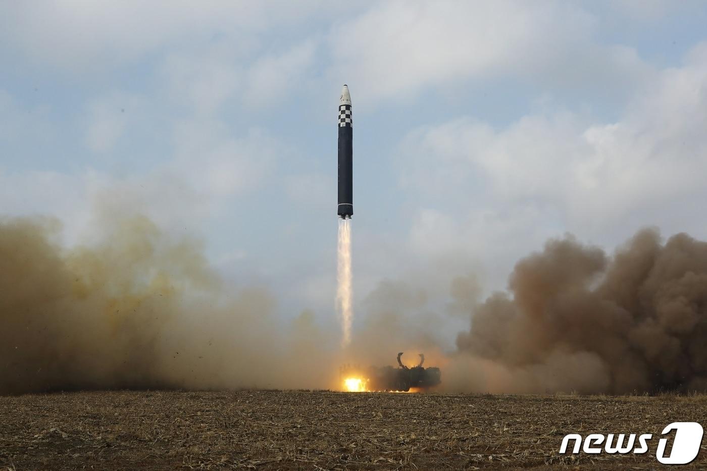 &#40;평양 노동신문=뉴스1&#41; = 북한 대륙간탄도미사일&#40;ICBM&#41; &#39;화성-17형&#39;. [국내에서만 사용가능. 재배포 금지. DB 금지. For Use Only in the Republic of Korea. Redistribution Prohibited] rodongphoto@news1.kr