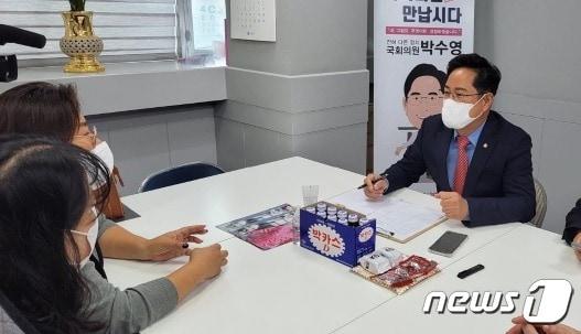 박수영 국회의원이 &#39;국회의원 좀 만납시다&#39;에서 주민들과 면담하고 있다.&#40;박수영 의원실 제공&#41; 