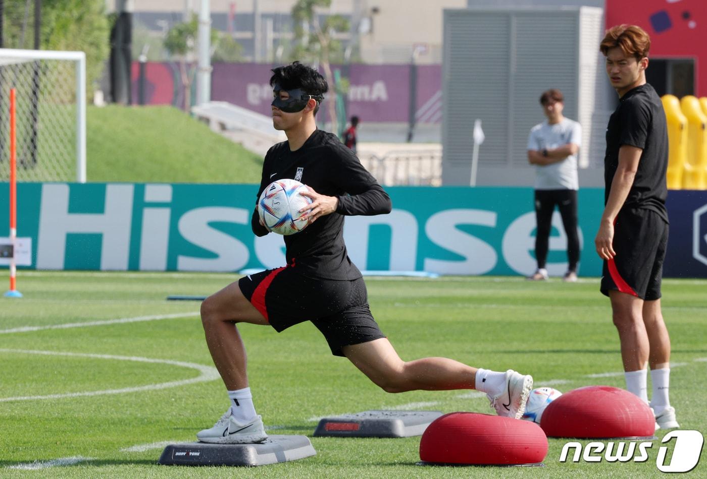 파울루 벤투 감독이 이끄는 대한민국 축구대표팀 손흥민이 19일 오전&#40;현지시간&#41; 카타르 도하 알 에글라 트레이닝센터에서 훈련을 하고 있다. 2022.11.19/뉴스1 ⓒ News1 이동해 기자