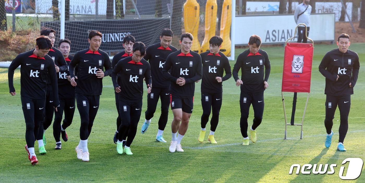 대한민국 축구대표팀 선수들이 2일 오전 경기 파주 국가대표 트레이닝센터&#40;NFC&#41;에서 열린 훈련에 앞서 러닝을 하며 몸을 풀고 있다. 2022.11.2/뉴스1 ⓒ News1 이동해 기자