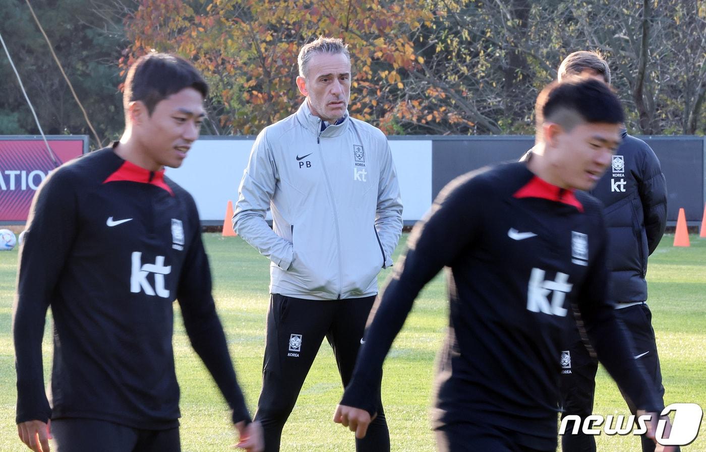 대한민국 축구대표팀 파울루 벤투 감독이 2일 오전 경기 파주 국가대표 트레이닝센터&#40;NFC&#41;에서 선수들의 훈련을 지켜보고 있다. 2022.11.2/뉴스1 ⓒ News1 이동해 기자