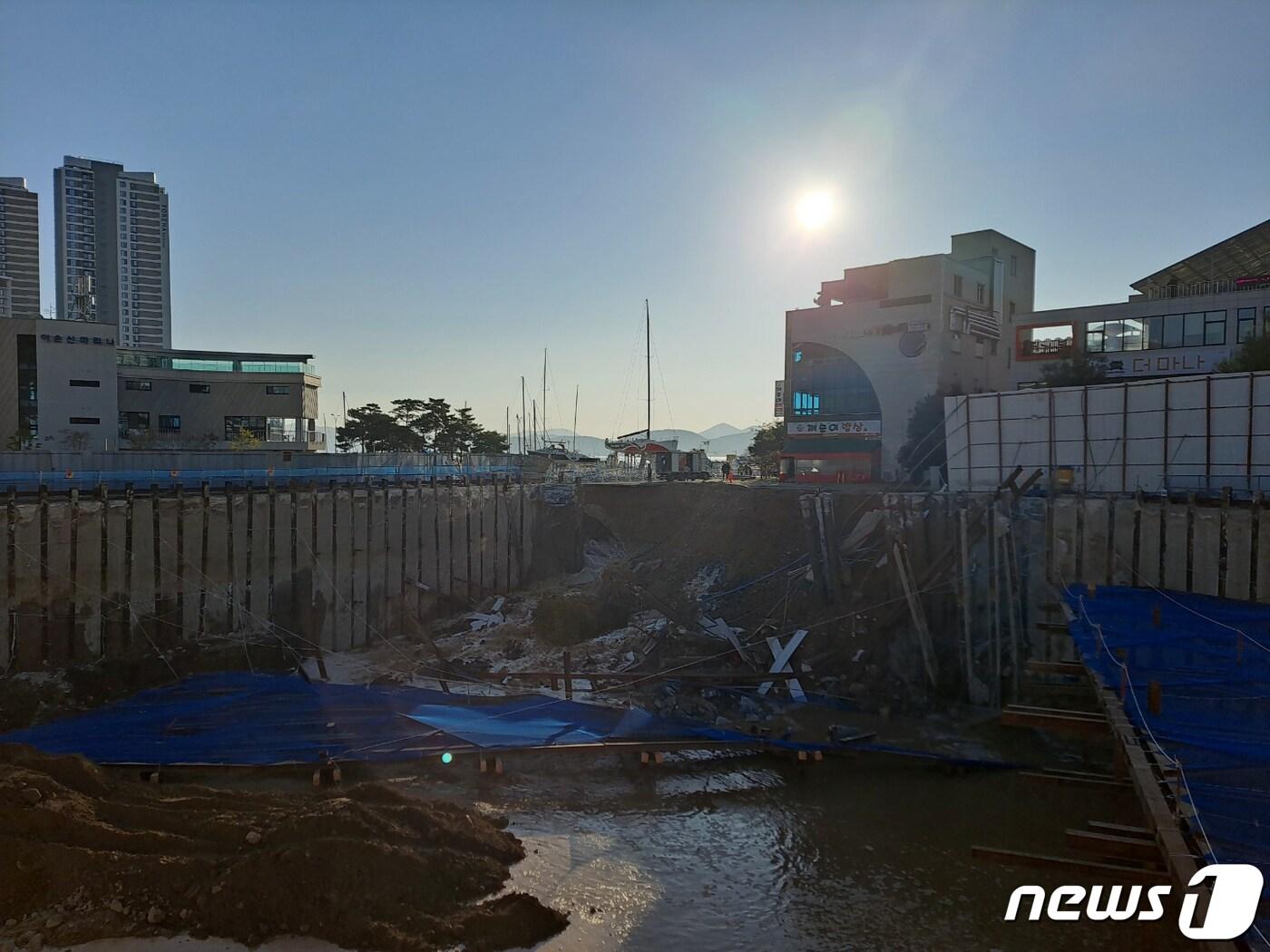 2일 오후 3시58분쯤 전남 여수시 웅천동 한 아파트 신축 공사현장에서 공사장 외벽을 감싸고 있던 흙막이벽이 붕괴하는 사고가 발생해 경찰과 소방당국이 현장을 수습하고 있다.&#40;여수소방서 제공&#41;2022.11.2/뉴스1 ⓒ News1