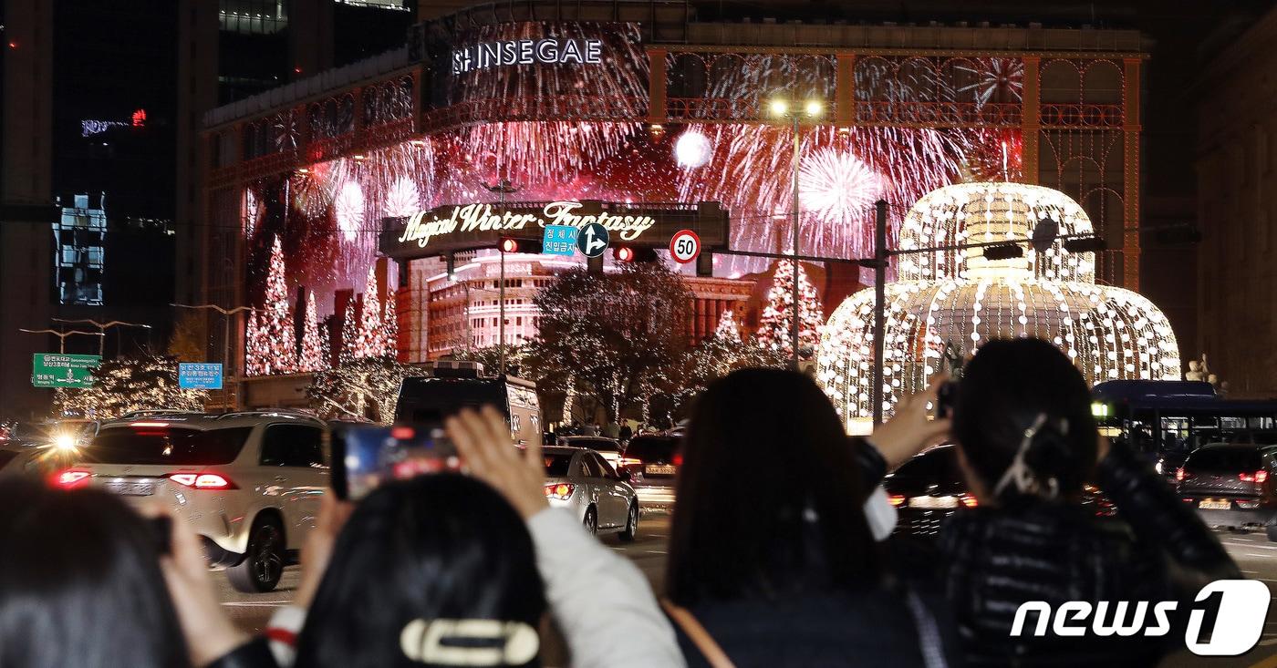 11월20일 오후 크리스마스 조명으로 화려하게 외벽을 꾸민 서울 중구 신세계백화점 본점 앞에서 시민들이 추억을 남기고 있다. 2022.11.20/뉴스1 ⓒ News1 김진환 기자