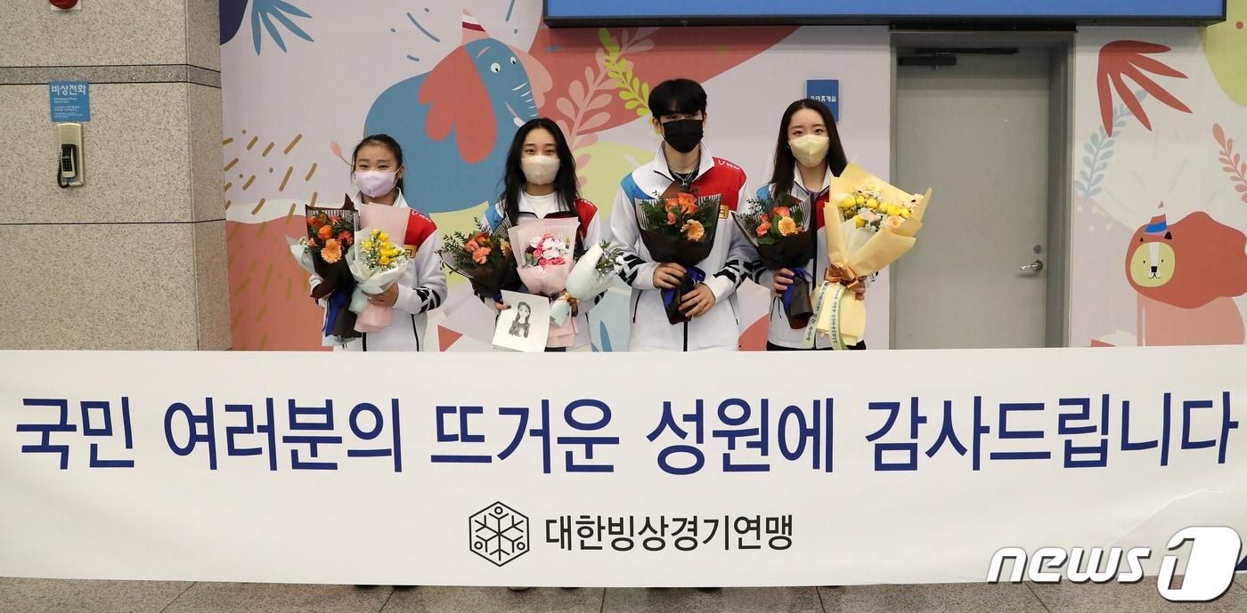 여자 피겨스케이팅 지서연&#40;왼쪽부터&#41;, 위서영, 남자 피겨스케이팅 차준환, 김연아 이후 13년 만에 그랑프리 우승을 차지한 김예림이 21일 오후 인천국제공항을 통해 입국 후 기념 촬영을 하고 있다. 2022.11.21/뉴스1 ⓒ News1 김진환 기자