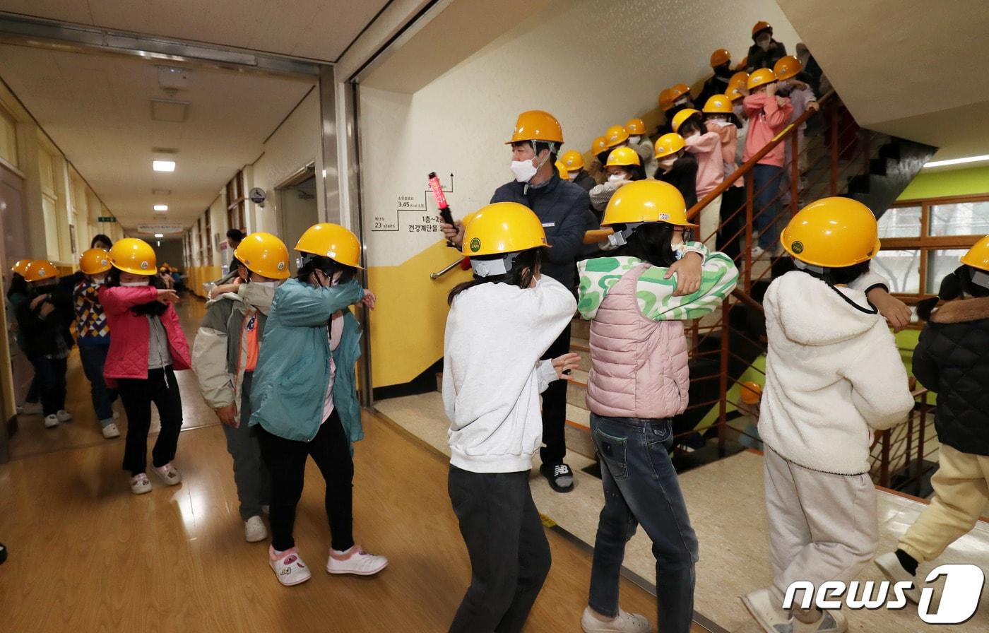 화재 대피 훈련하는 초등학생들. /뉴스1 ⓒ News1 윤일지 기자