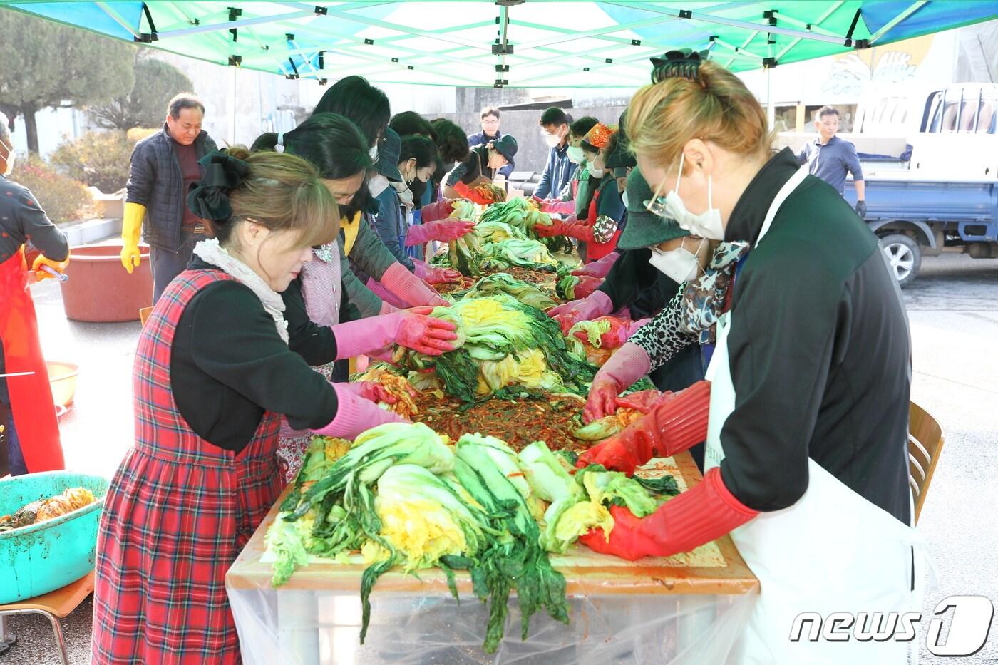 충북 진천군 향토기업인 금성개발㈜이 저소득층을 위해 쌀 1000㎏, 김치 1000㎏을 23일 진천군에 기탁했다.&#40;진천군 제공&#41;/ 뉴스1