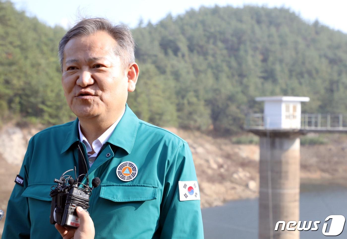 이상민 행정안전부 장관이 23일 남부지방의 가뭄으로 제한 급수가 시행되고 있는 전남 완도군 금일도 척치저수지를 방문해 군 관계자로부터 급수대책을 보고받은 뒤 언론 인터뷰에 응하고 있다. 2022.11.23/뉴스1 ⓒ News1 이수민 기자