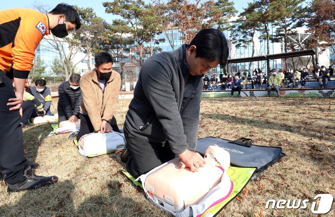 정부청사관리본부가 세종시 정부세종청사에서 세종소방서와 합동으로 소화기 및 옥내 소화전 사용 훈련과 함께 심폐 소생술 실습을 하고 있다. 2022.11.23/뉴스1 ⓒ News1 김기남 기자