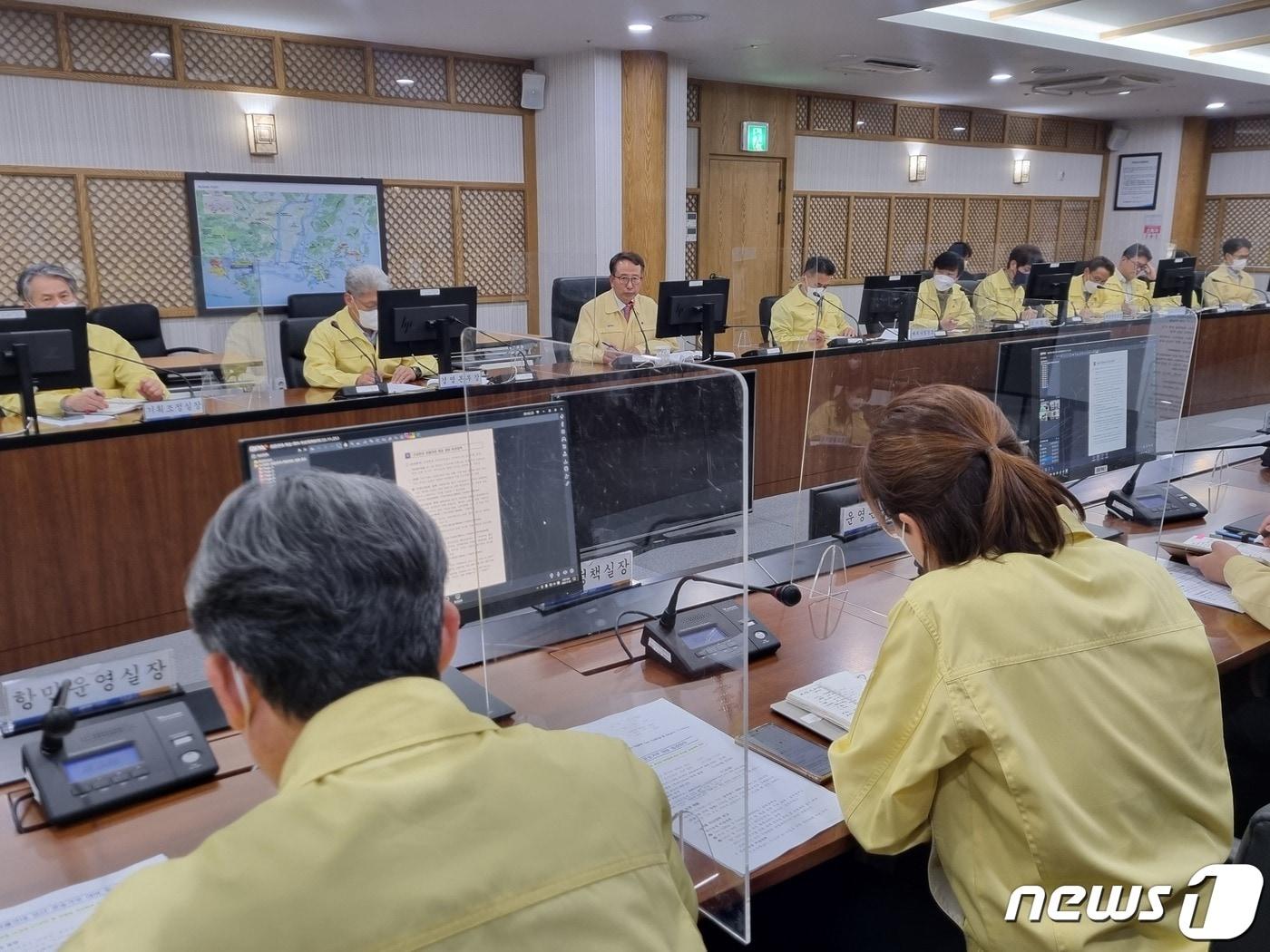 22일 부산항만공사 관계자들이 화물연대 총파업 대비 대책회의를 하고 있다&#40;부산항만공사 제공&#41;