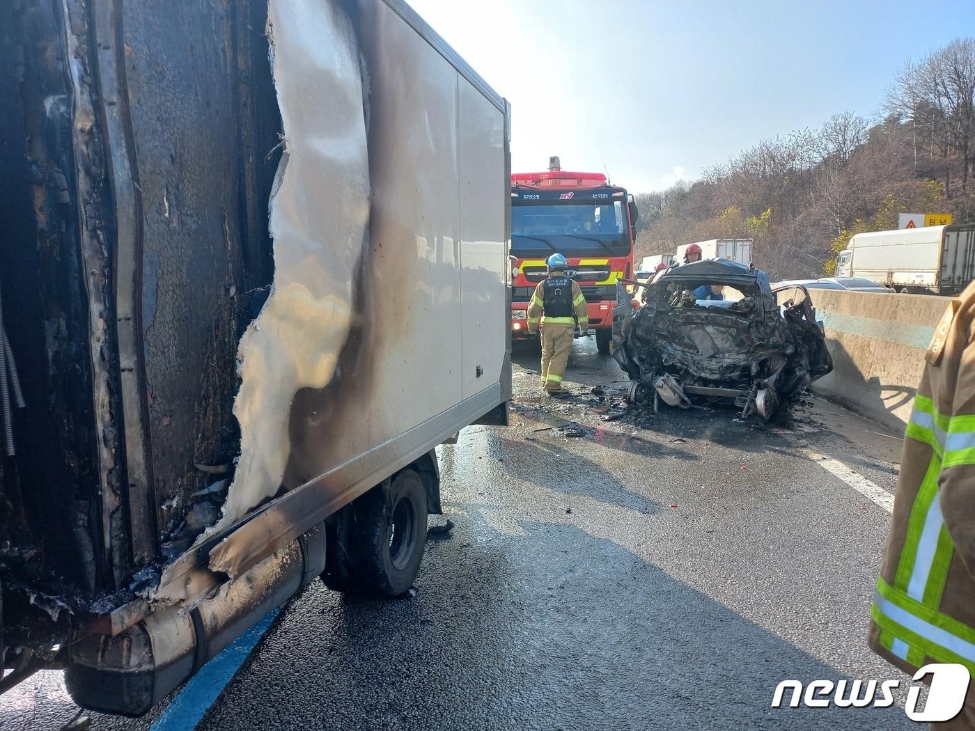 영동고속도로 강릉방향 양지IC 부근 교통사고 현장.&#40;경기도소방재난본부 제공&#41;