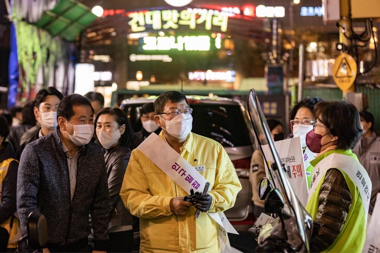 지난 17일, 수능 당일에 건대 맛의 거리에서 &#39;군중밀집 안전사고 예방&#39; 캠페인에 참여한 김경호 광진구청장&#40;광진구 제공&#41;.