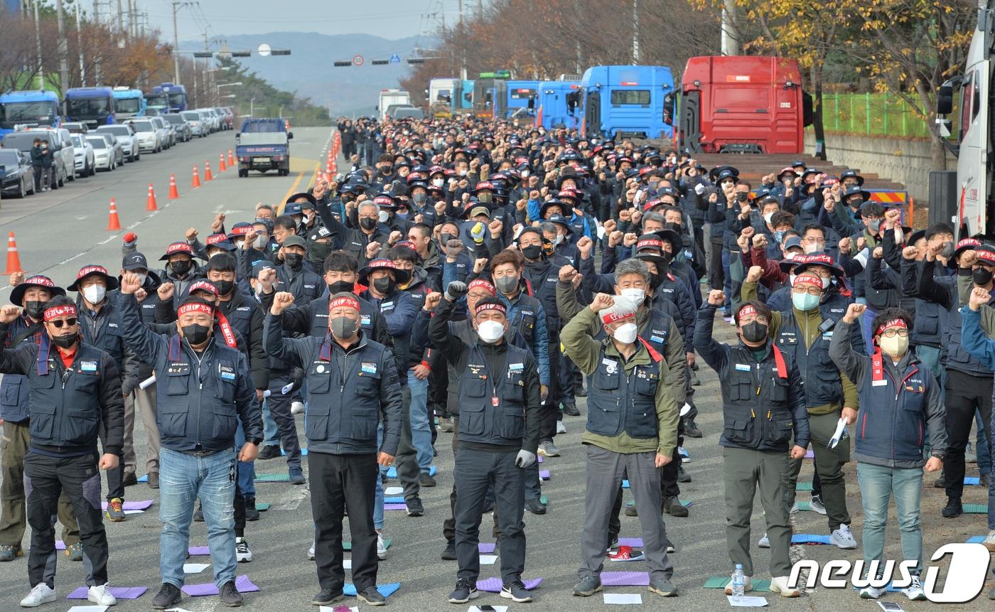 민주노총 공공운수노조 화물연대본부&#40;화물연대&#41;가 안전운임제 확대와 일몰제 폐지 등을 요구하며 총파업에 돌입한 24일 오전 경북 포항시 남구 대송 교차로에서 포항과 경주지부 조합원 2000여 명이 파업 출정식을 하고 있다. 2022.11.24/뉴스1 ⓒ News1 최창호 기자