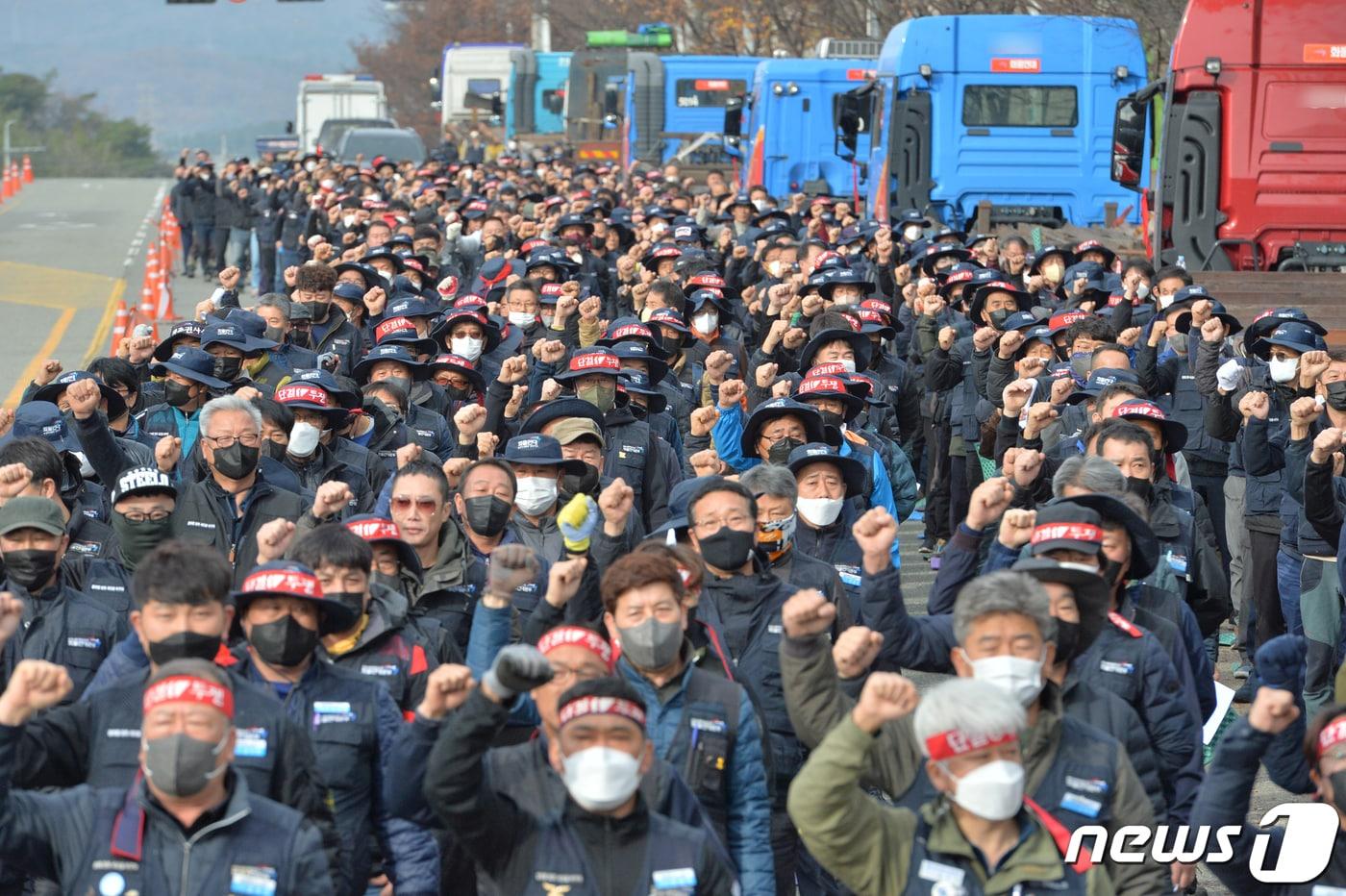 민주노총 공공운수노조 화물연대본부&#40;화물연대&#41;가 안전운임제 확대와 일몰제 폐지 등을 요구하며 총파업에 돌입한 24일 오전 경북 포항시 남구 대송 교차로에서 포항과 경주지부 조합원 2000여 명이 파업 출정식을 하고 있다. 2022.11.24/뉴스1 ⓒ News1 최창호 기자