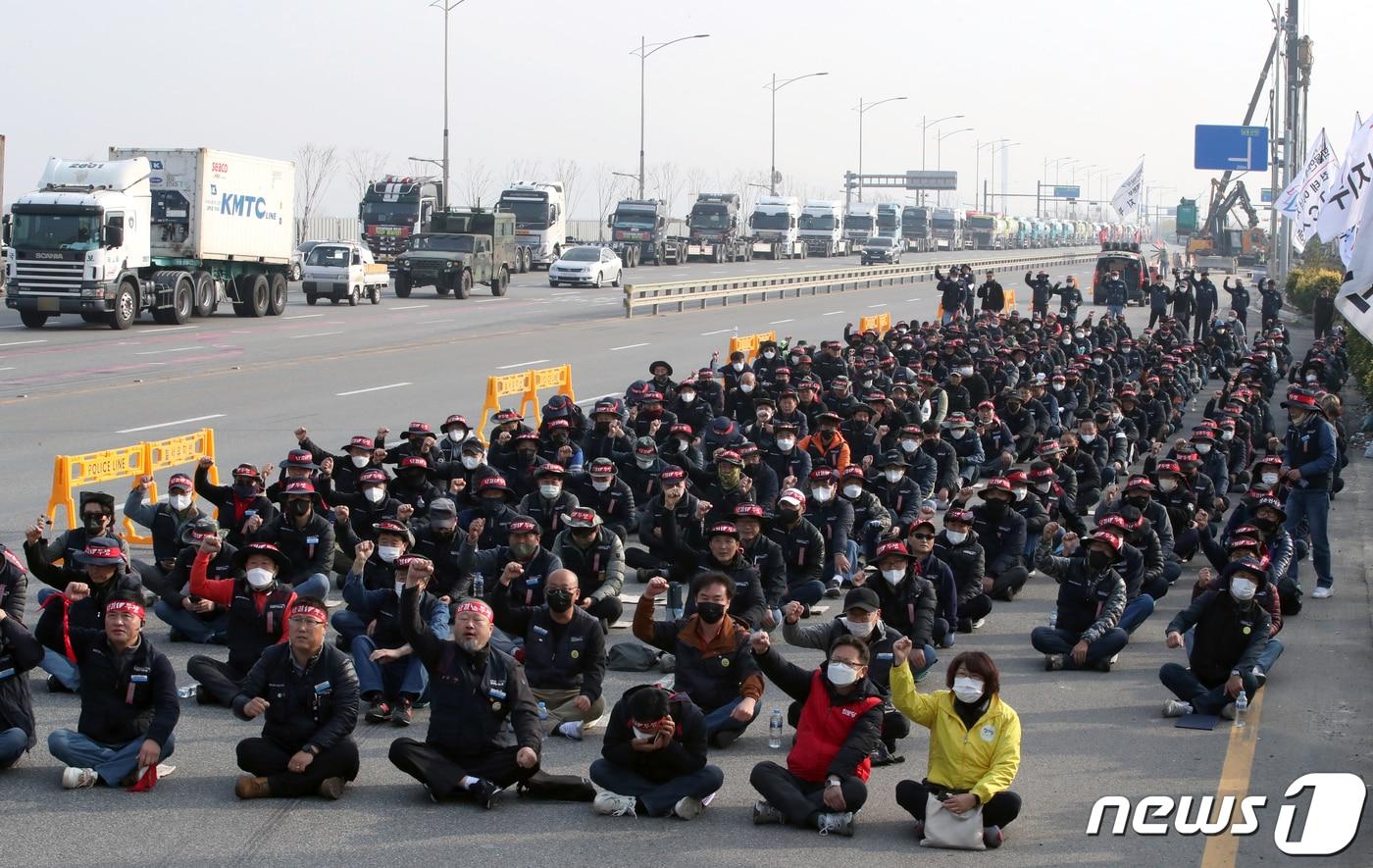 민주노총 공공운수노조 화물연대본부가 무기한 총파업에 돌입한 24일 오전 인천시 연수구 선광신항 앞에서 노동자들이 파업출정식을 하고 있다..2022.11.24/뉴스1 ⓒ News1 정진욱 기자