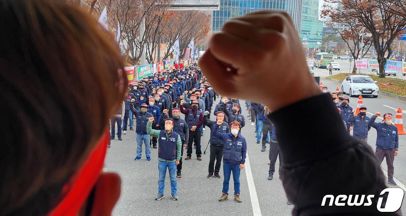 24일 경북 구미시청앞 도로에서 열린 민주노총 공공운수노조 화물연대 대구경북본부 총파업 출정식에 참여한 조합원들이 구호를 외치고 있다. 김동수 대구경북지역본부장은 &#34;안전운임제 일몰제 폐지와 적용 차종·품목 확대 등을 요구하며, 관련법안이 국회에 통과될때까지 무기한 파업을 한다＂고 밝혔다. 2022.11.24/뉴스1 ⓒ News1 정우용 기자