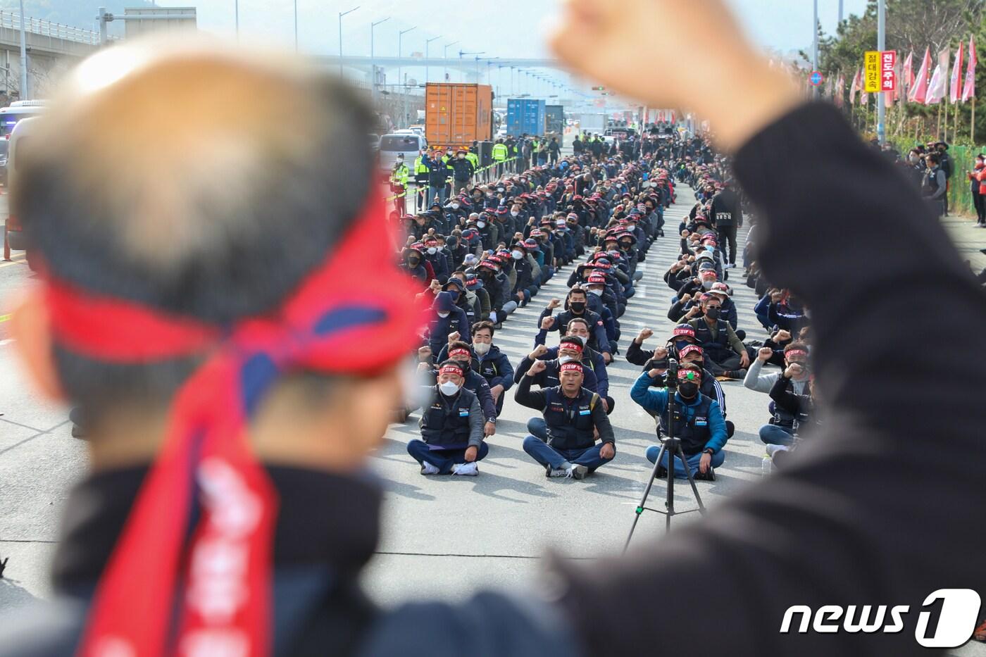 민주노총 공공운수노조 화물연대본부가 무기한 총파업에 돌입한 24일 오전 부산 강서구 부산신항 인근에서 화물연대 조합원들이 구호를 외치고 있다. 2022.11.24/뉴스1 ⓒ News1 김영훈 기자