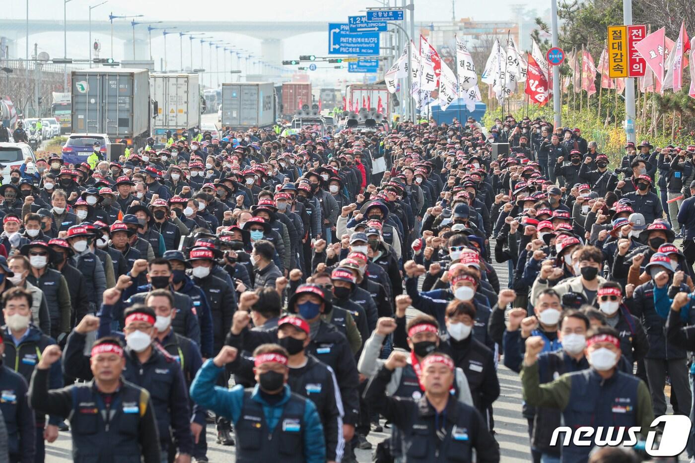 민주노총 공공운수노조 화물연대본부가 무기한 총파업에 돌입한 24일 오전 부산 강서구 부산신항 인근에서 화물연대 조합원들이 집회를 하고 있다.2022.11.24/뉴스1 ⓒ News1 김영훈 기자