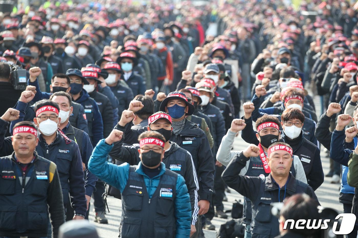 민주노총 공공운수노조 화물연대본부가 무기한 총파업에 돌입한 24일 오전 부산 강서구 부산신항 인근에서 화물연대 조합원들이 구호를 외치고 있다. 화물연대는 이날부터 서울, 경기, 인천 등 전국 16개 본부에서 안전운임제 일몰제 폐지, 안전운임 차종·품목 확대 등을 요구하는 동시 총파업 출정식과 함께 총파업에 돌입한다. 2022.11.24/뉴스1 ⓒ News1 김영훈 기자