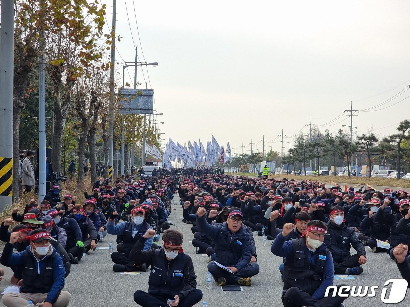 민주노총 전국공공운수노동조합 화물연대 전북본부는 24일 오전 10시께 전북 군산시 군산항 5부두 앞에서 출정식을 열고 총파업에 돌입했다.2022.11.24/뉴스1 이지선기자