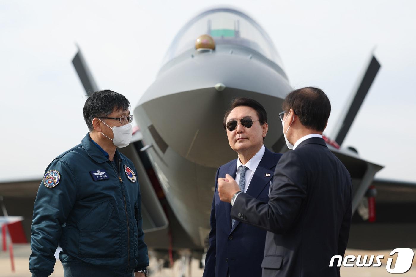 윤석열 대통령이 24일 경남 사천시 한국항공우주산업&#40;KAI&#41;을 방문해 국산 항공기 및 전투기를 참관하고 있다. &#40;대통령실 제공&#41; 2022.11.24/뉴스1 ⓒ News1 오대일 기자