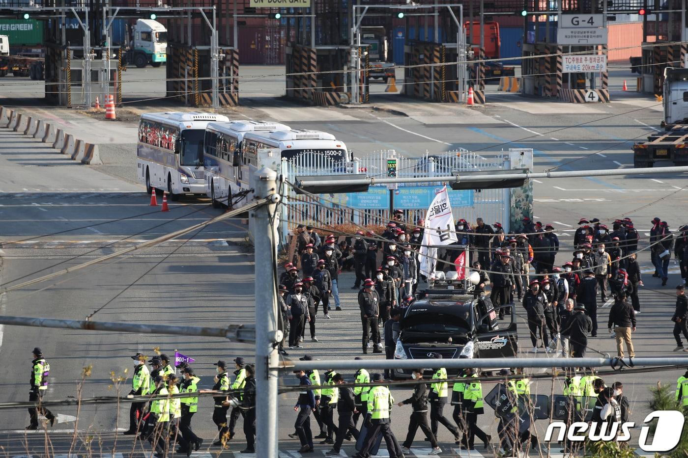 민주노총 공공운수노조 화물연대본부가 무기한 총파업에 돌입한 24일 부산 남구 용당부두 앞에서 화물연대 조합원들이 집회를 하고 있다. 화물연대는 이날부터 서울, 경기, 인천 등 전국 16개 본부에서 안전운임제 일몰제 폐지, 안전운임 차종·품목 확대 등을 요구하는 동시 총파업 출정식을 열고 총파업에 돌입한다. 2022.11.24/뉴스1 ⓒ News1 김영훈 기자