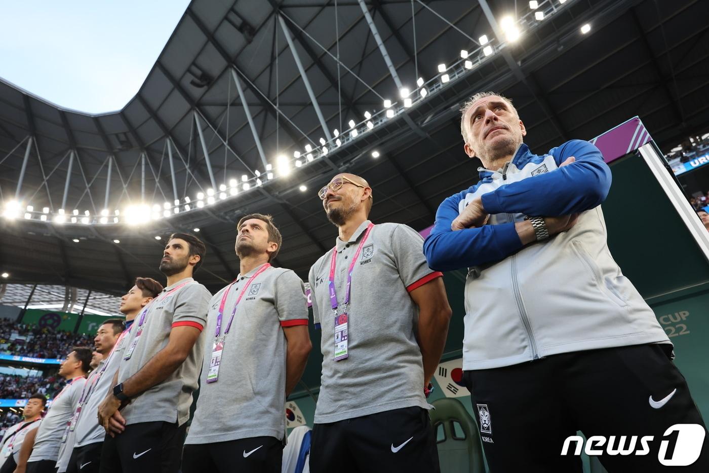 파울루 벤투 대한민국 축구대표팀 감독이 24일 오후&#40;현지시간&#41; 카타르 알라이얀 에듀케이션 시티 스타디움에서 2022 카타르 월드컵 조별리그 H조 1차전 우루과이와의 경기 시작을 기다리고 있다. 2022.11.24/뉴스1 ⓒ News1 이동해 기자