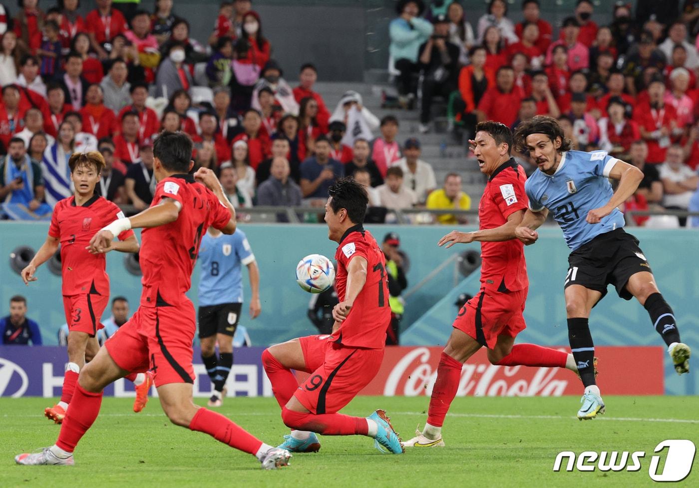 파울루 벤투 감독이 이끄는 대한민국 축구대표팀이 24일 오후&#40;현지시간&#41; 카타르 알라이얀 에듀케이션 시티 스타디움에서 열린 2022 카타르 월드컵 조별리그 H조 1차전 우루과이와의 경기에서 몸을 날려 경기를 펼치고 있다. 2022.11.24/뉴스1 ⓒ News1 이동해 기자