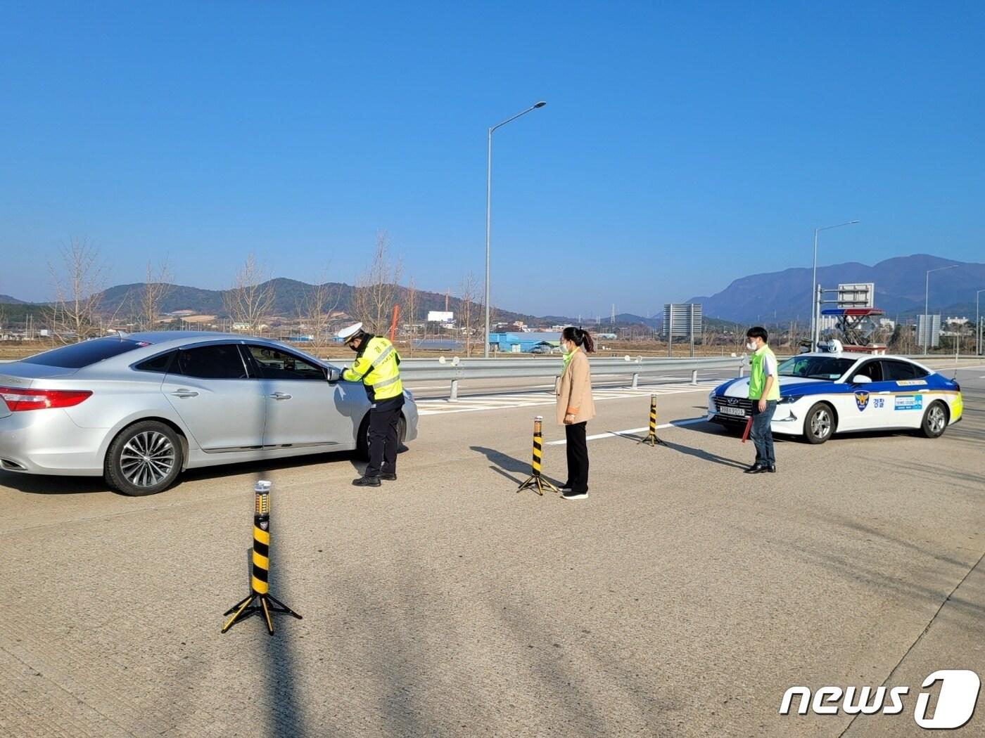  전북 고창군이 고질적인 자동차세·과태료 체납차량 35대를 적발하고 번호판을 영치했다.&#40;고창군 제공&#41;2022.11.25/뉴스1