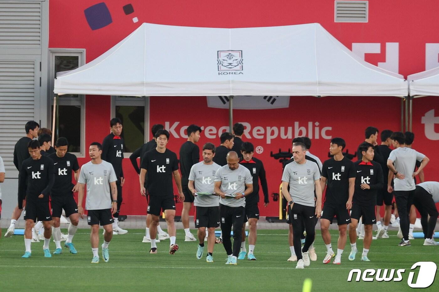 파울루 벤투 감독이 이끄는 대한민국 축구대표팀 선수들이 25일 오후&#40;현지시간&#41; 카타르 도하 알에글라 트레이닝센터에서 훈련을 위해 이동하고 있다. 2022.11.25/뉴스1 ⓒ News1 이동해 기자