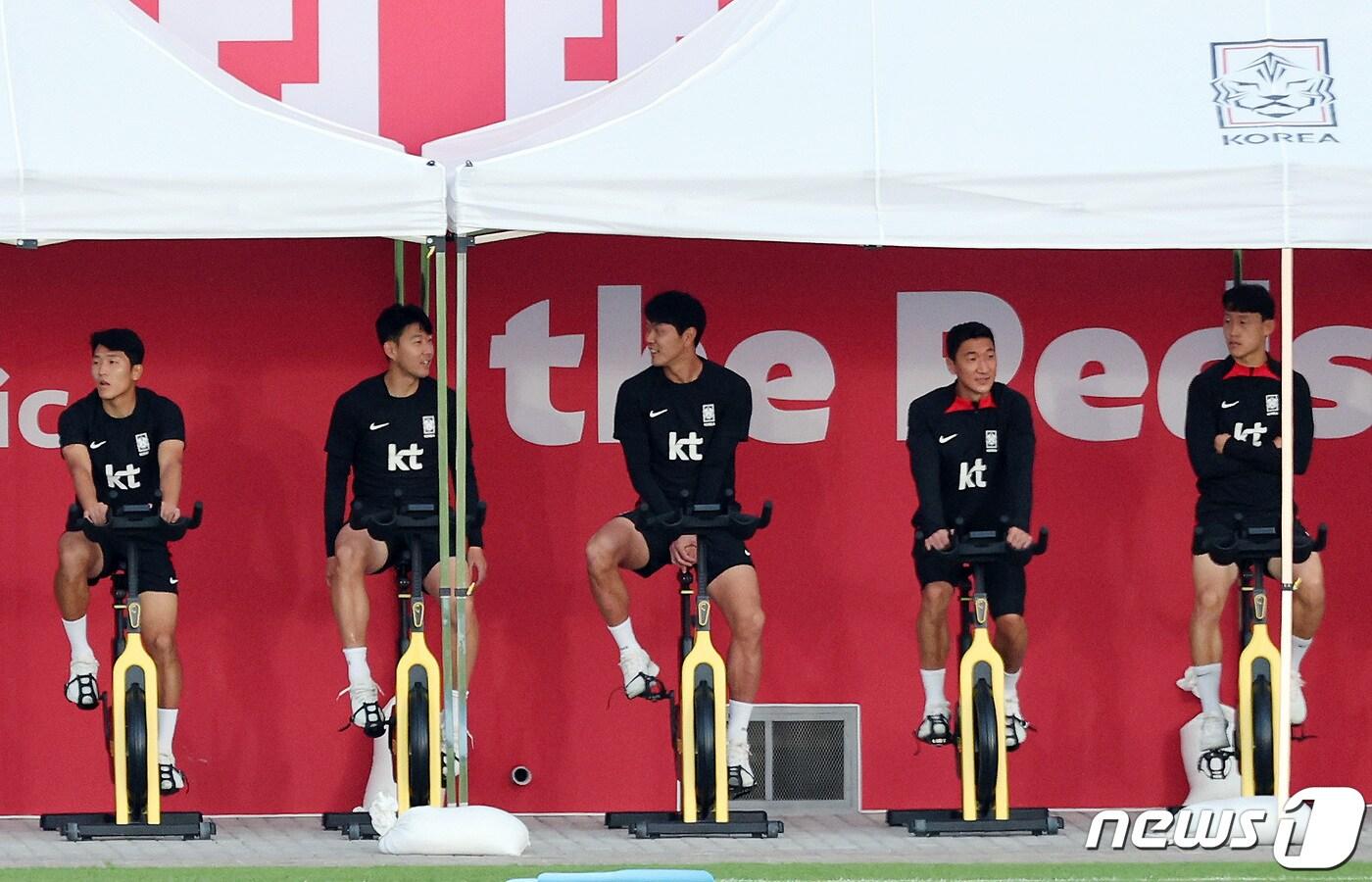 파울루 벤투 감독이 이끄는 대한민국 축구대표팀의 손흥민 등이 25일 오후&#40;현지시간&#41; 카타르 도하 알에글라 트레이닝센터에서 자전거를 타며 회복훈련을 하고 있다. 2022.11.25/뉴스1 ⓒ News1 이동해 기자