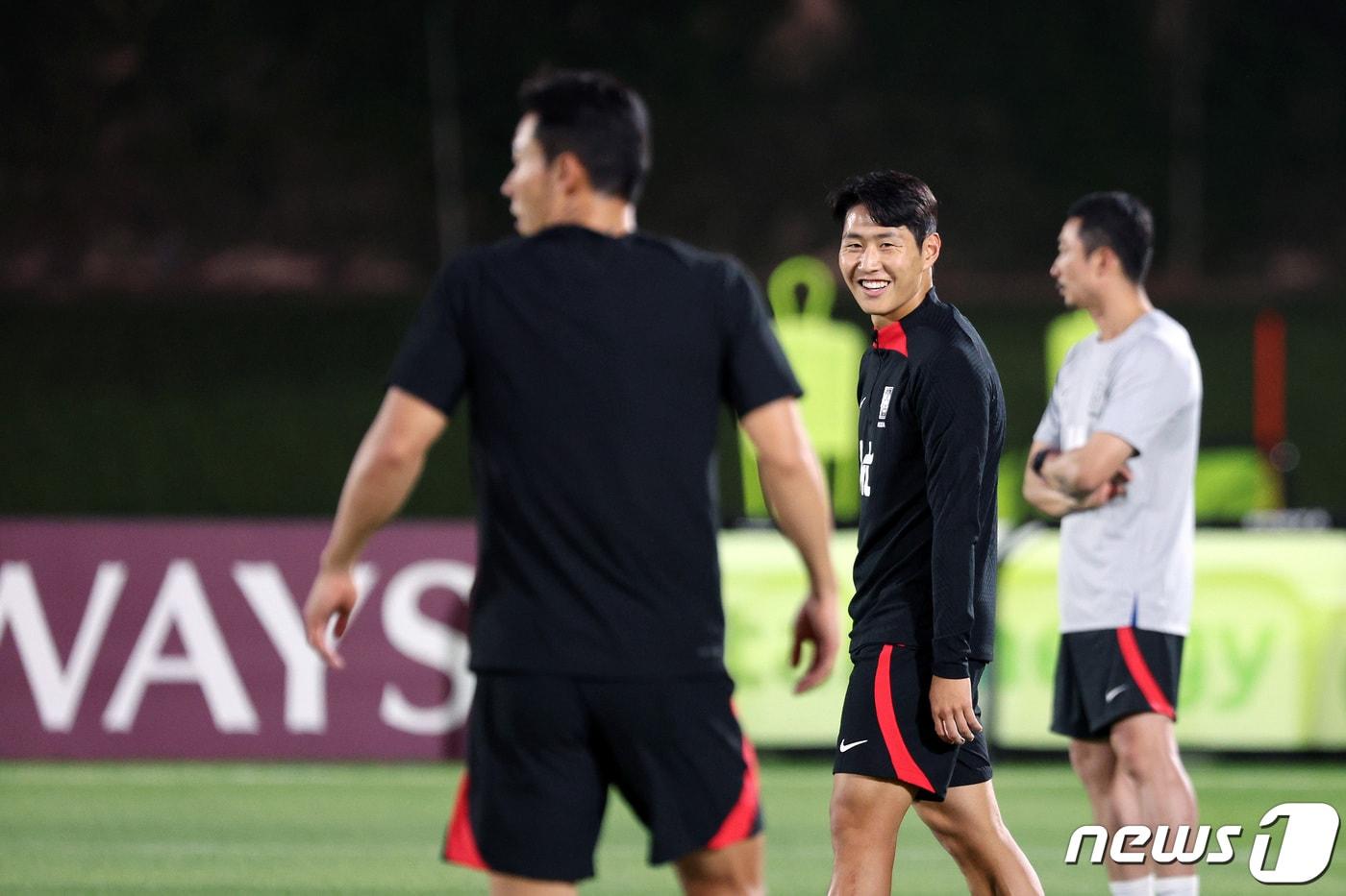 파울루 벤투 감독이 이끄는 대한민국 축구대표팀의 이강인이 25일 오후&#40;현지시간&#41; 카타르 도하 알에글라 트레이닝센터에서 미소 짓고 있다. 2022.11.25/뉴스1 ⓒ News1 이동해 기자